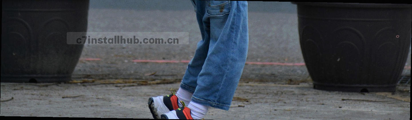 深墨蓝界面上的安装进度条与等宽数字并列，青色表示包体大小，橙色表示配置档位